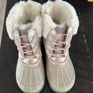 Girls Oshkosh size 10 snow boots